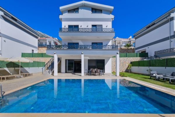 Villa Faisy 2 | Fethiye Ovacık’ta Geniş Bahçeli, Isıtmalı Havuzlu Aile Villası