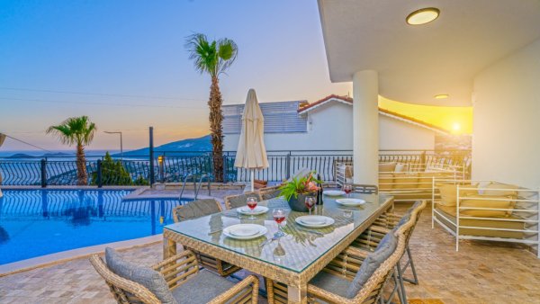 Villa İlkyaz | Kalkan'da 5 Odalı 10 Kişilik Deniz Manzaralı Lüks Villa