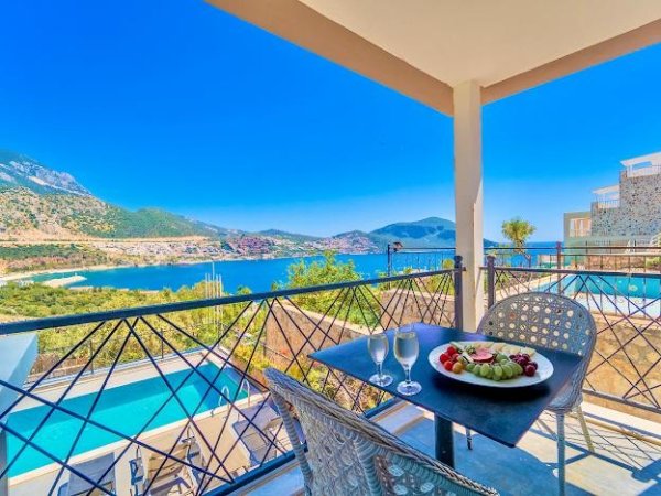 Villa Redora | Kalkan Merkez'de 12 Kişilik Açık Hava Jakuzili Villa