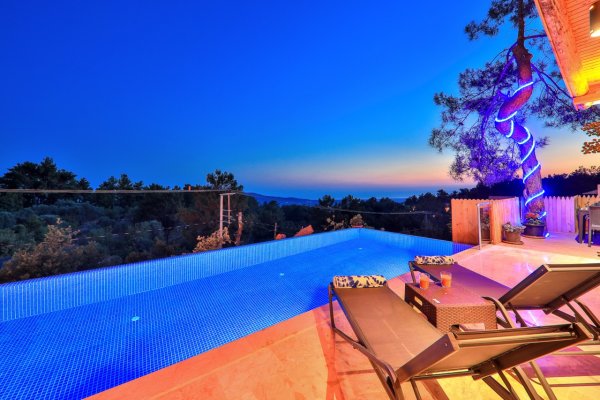 Villa Respirate | Kalkan İslamlar Lüks Isıtmalı Havuzlu & Jakuzili