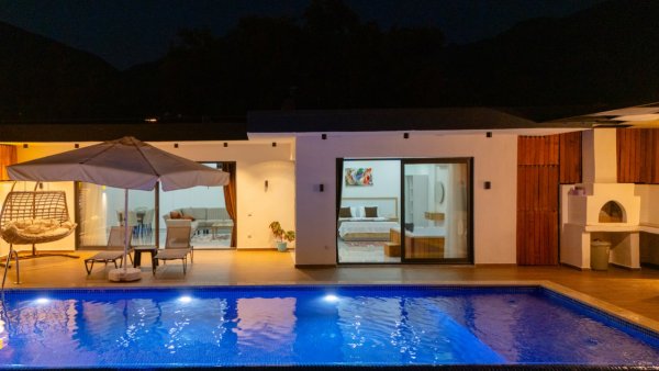 Villa Safira | Kalkan Çayköy'de Korunaklı & Jakuzili Balayı Villası
